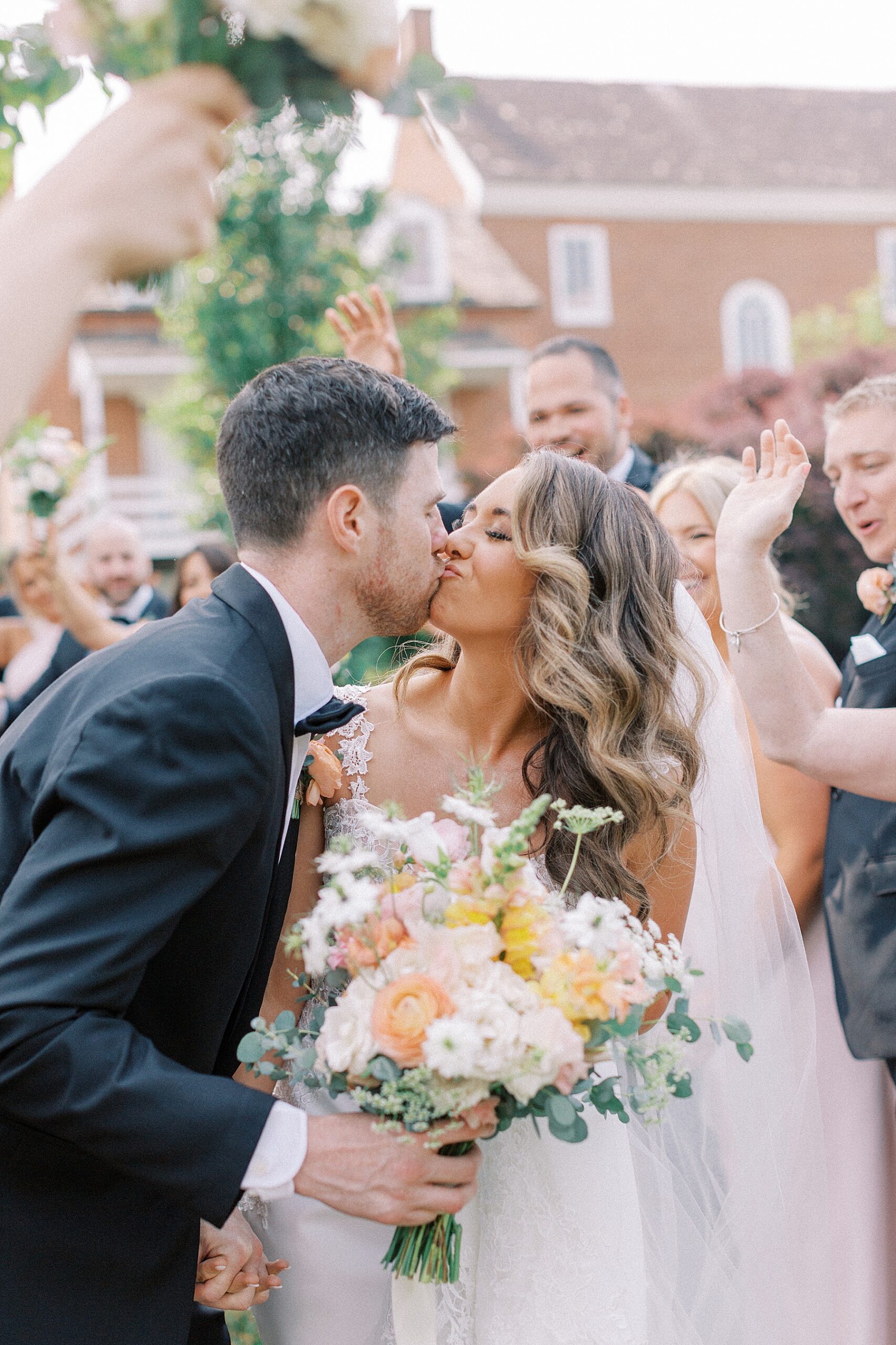 bridal party kiss